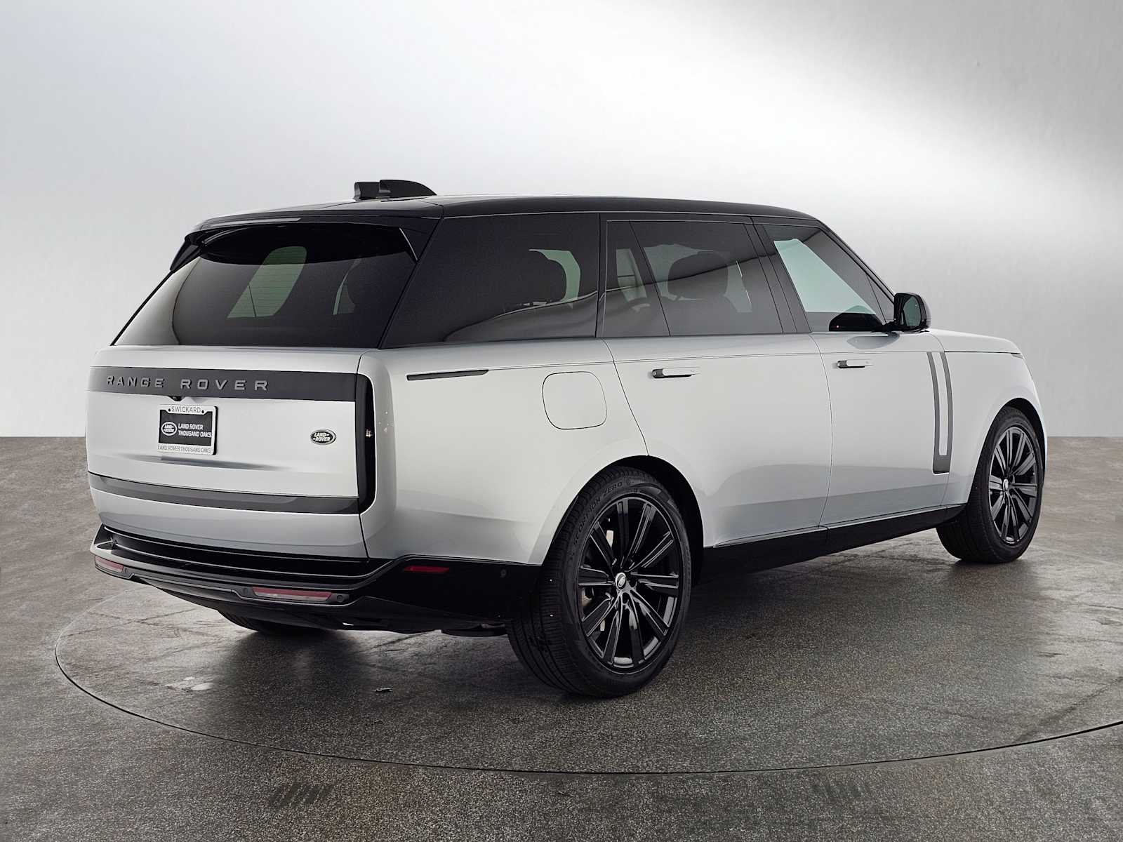2023 Land Rover Range Rover SE photo 3