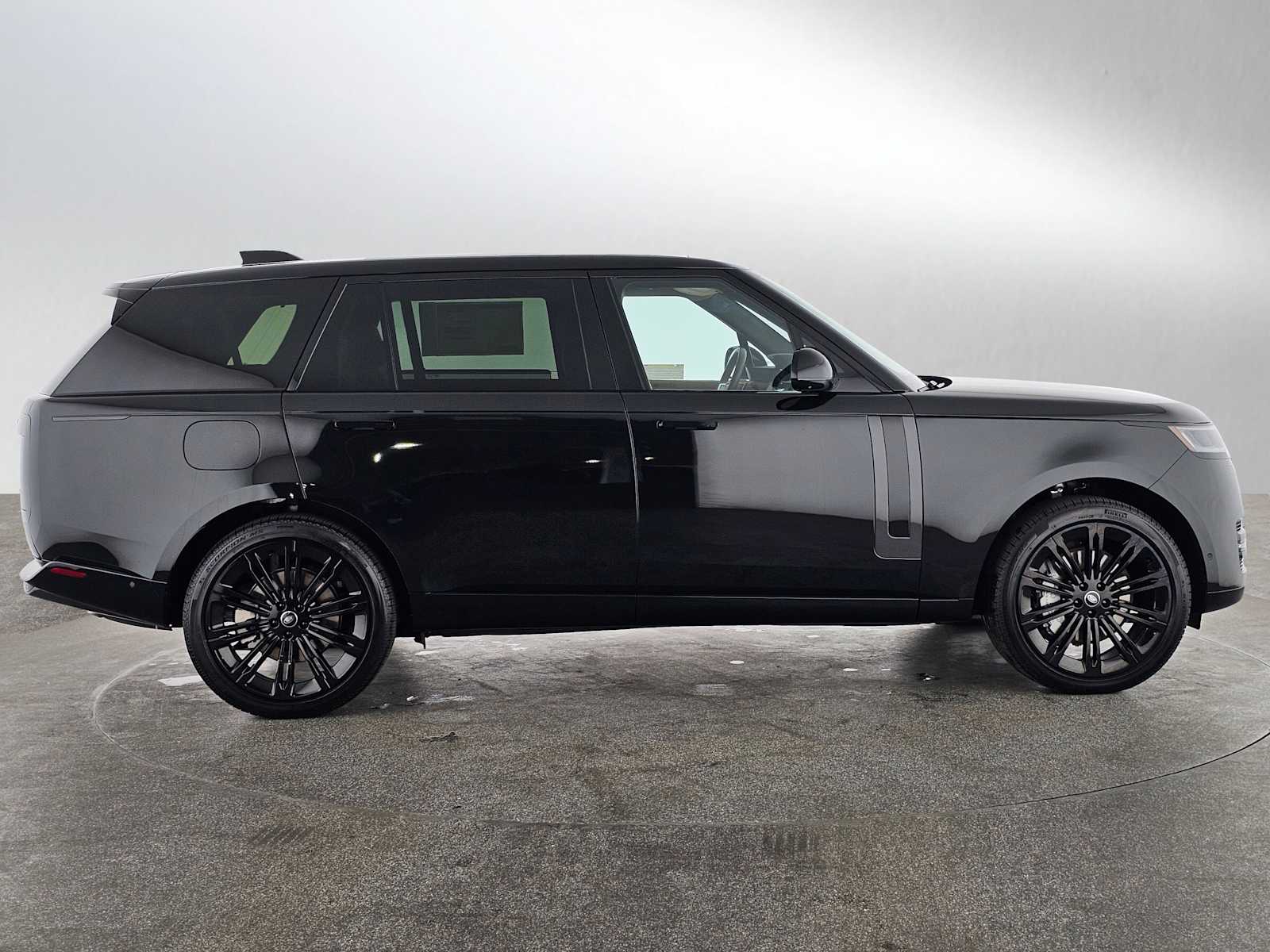 2025 Land Rover Range Rover SE photo 2