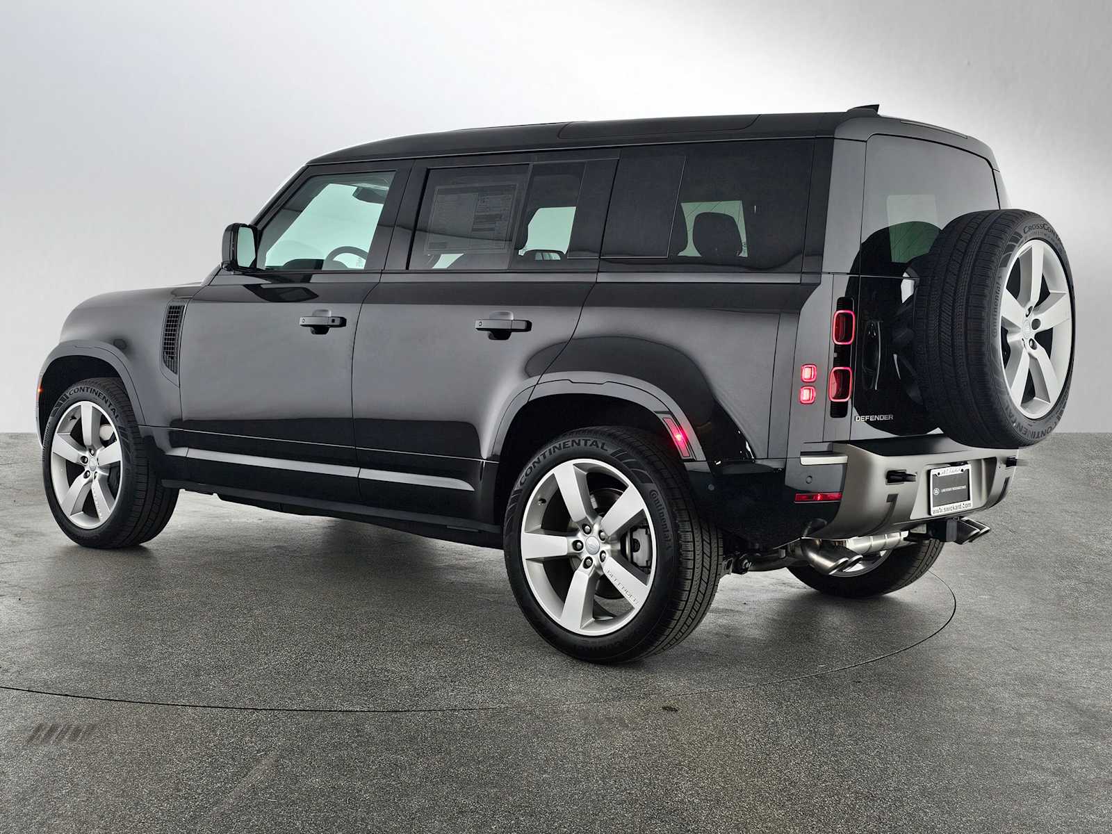 2025 Land Rover Defender 110 X-Dynamic SE photo 3