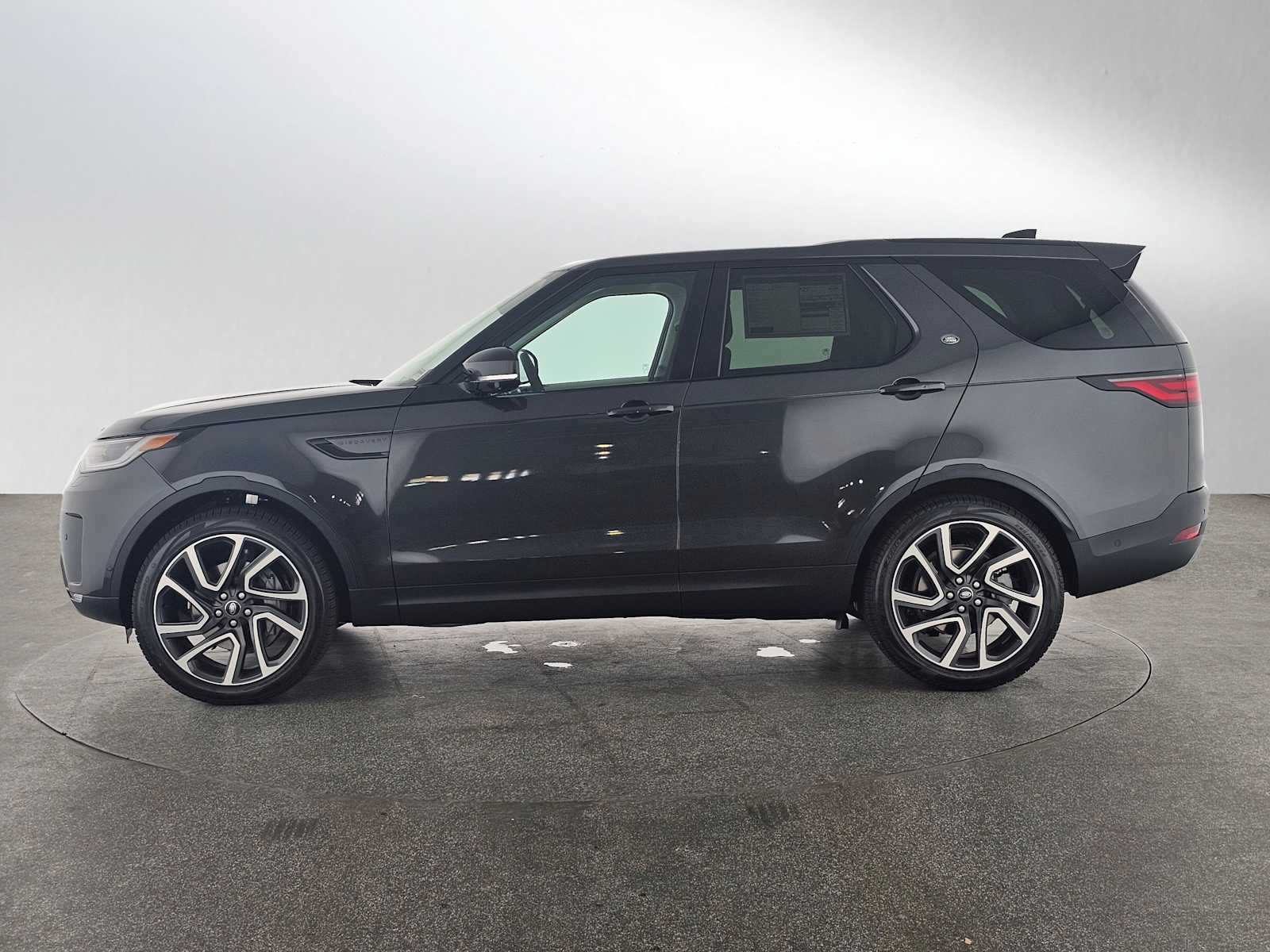 2025 Land Rover Discovery S photo 2