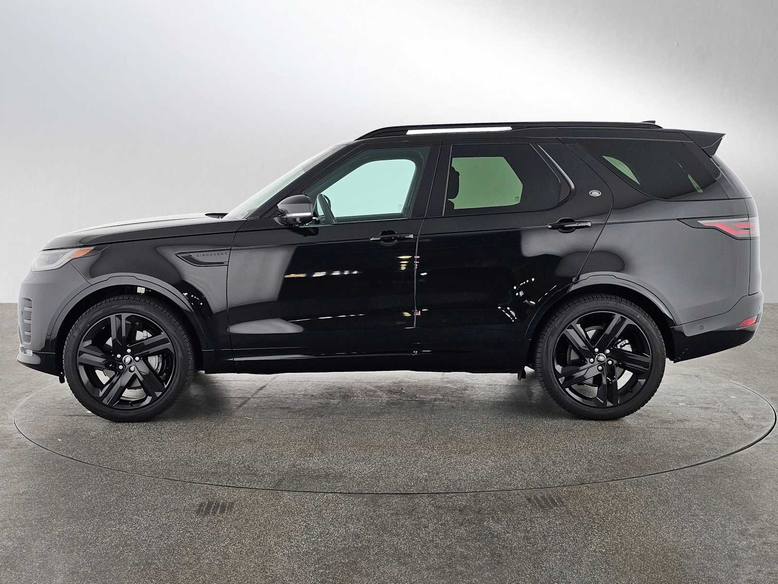 2025 Land Rover Discovery SE photo 2