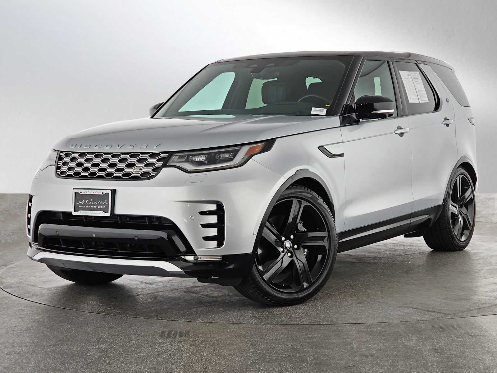 2024 Land Rover Discovery Metropolitan Edition's photo