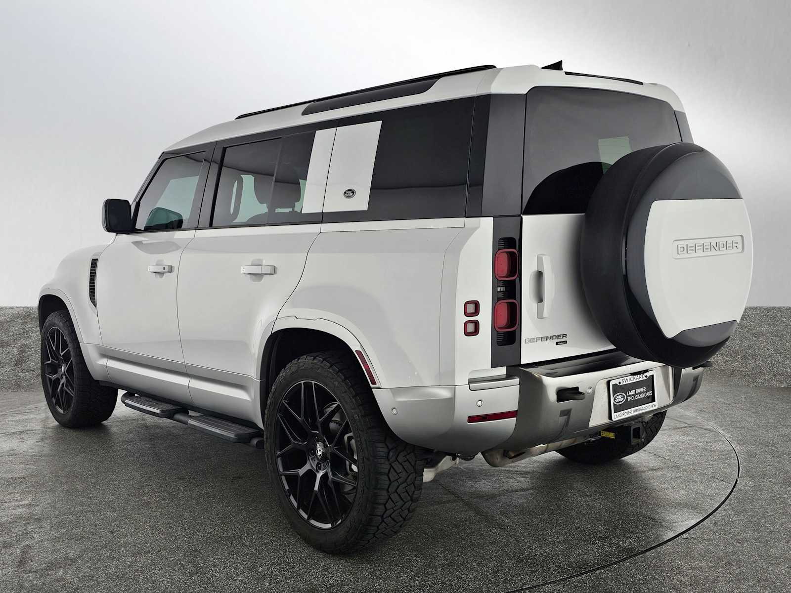 2023 Land Rover Defender SE photo 2