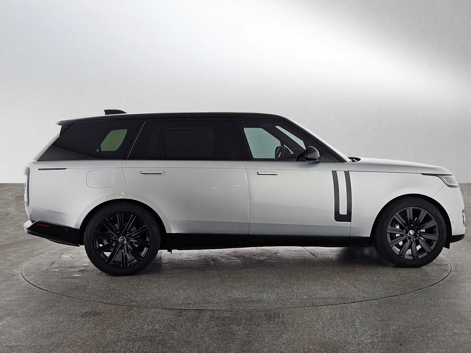 2023 Land Rover Range Rover SE photo 2