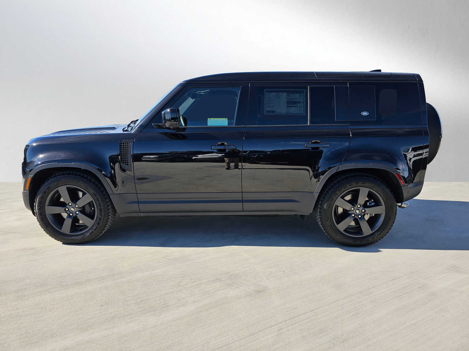2024 Land Rover Defender 110 SE photo 2