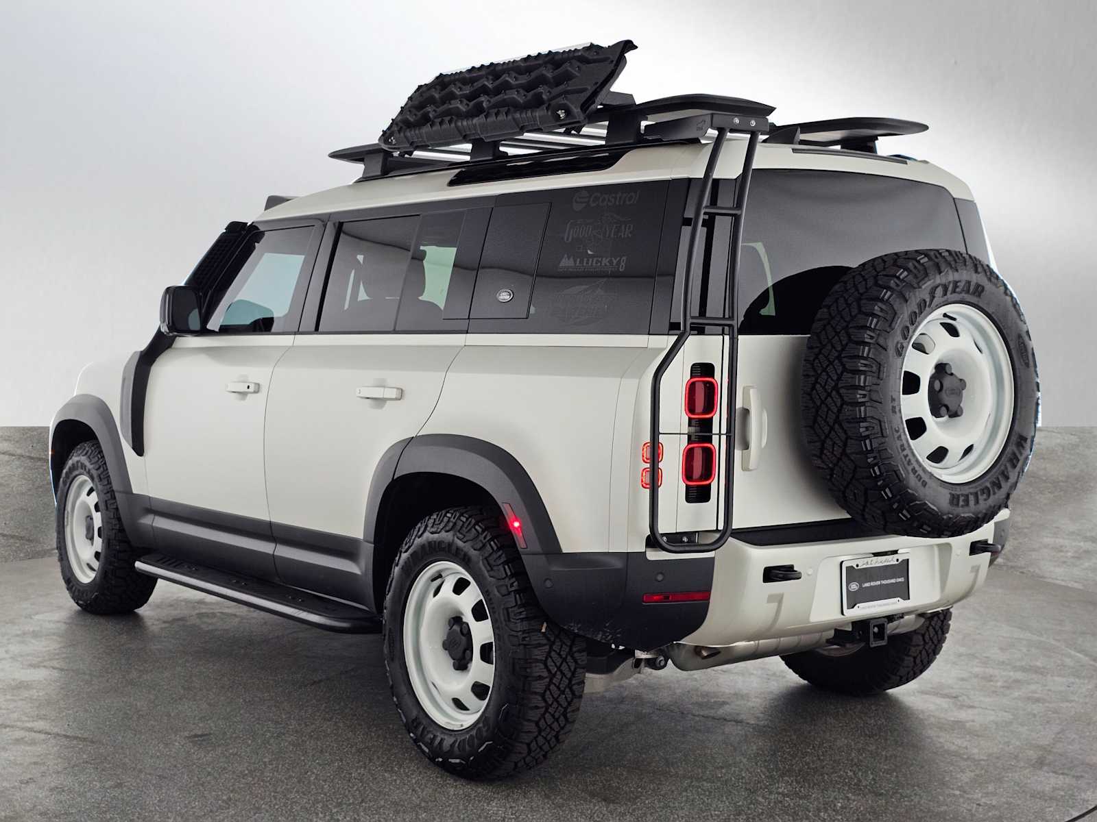 2024 Land Rover Defender 110 S photo 3