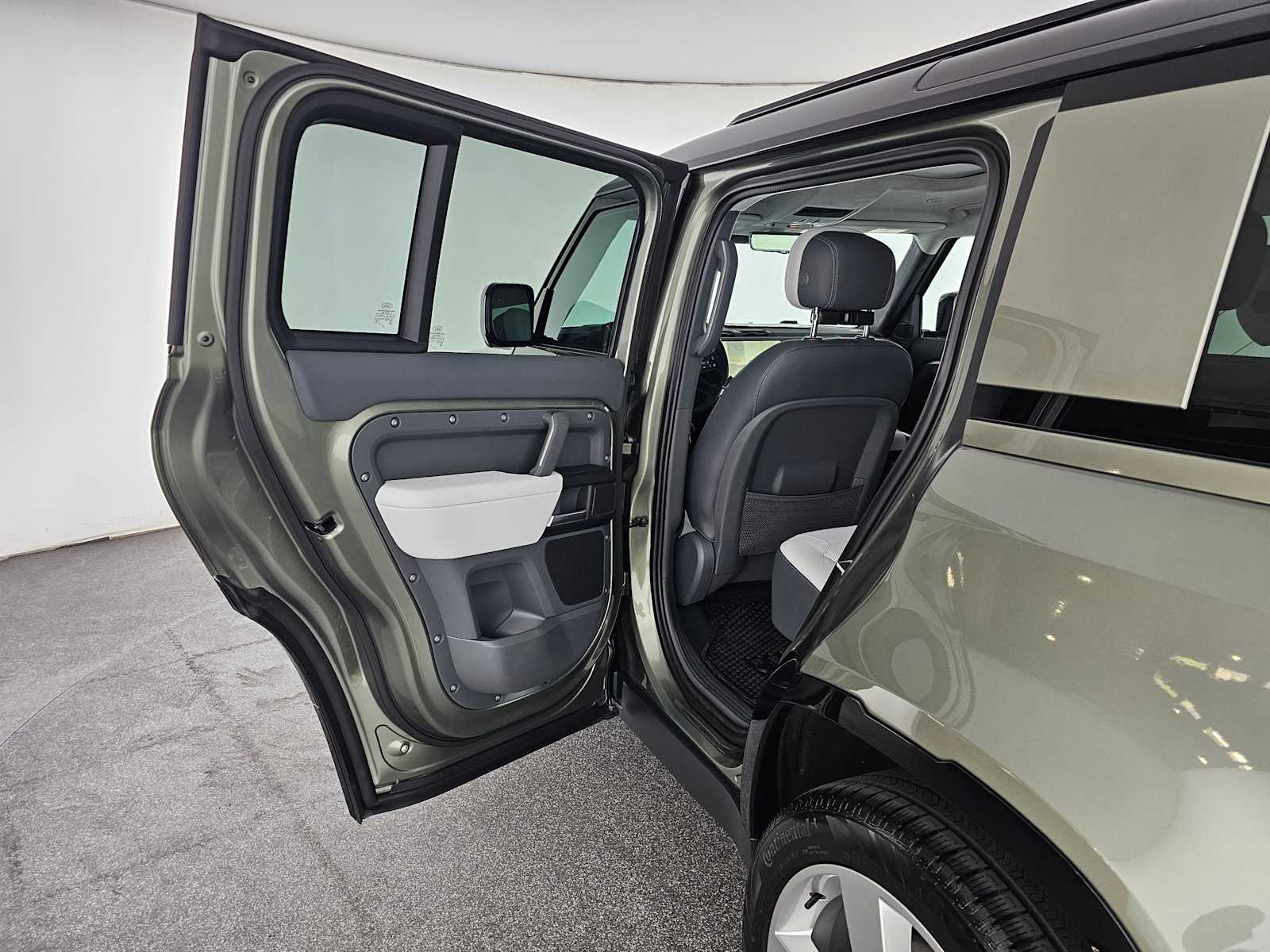 2025 Land Rover Defender X - Photo 11