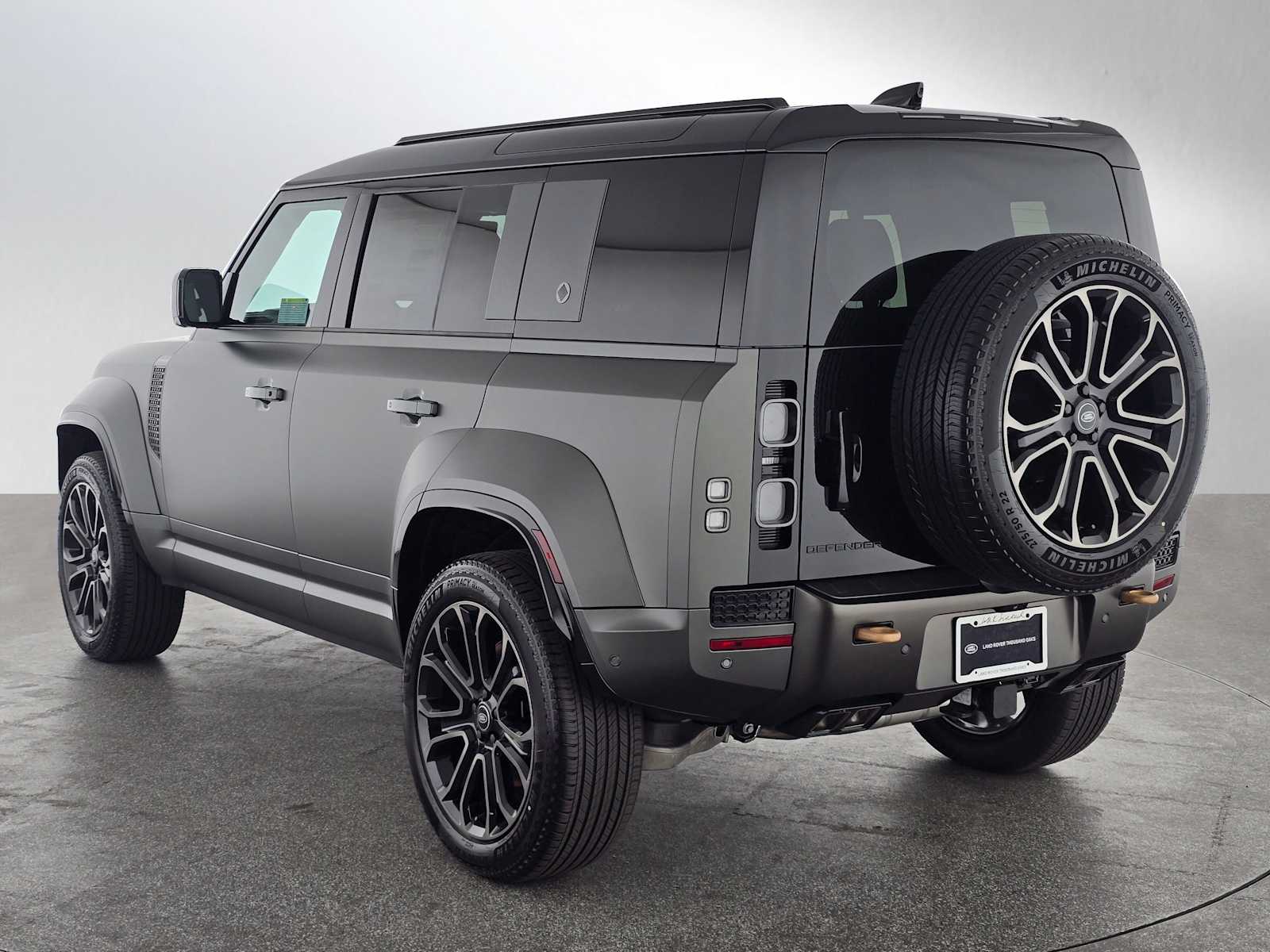 2025 Land Rover Defender 110 photo 3