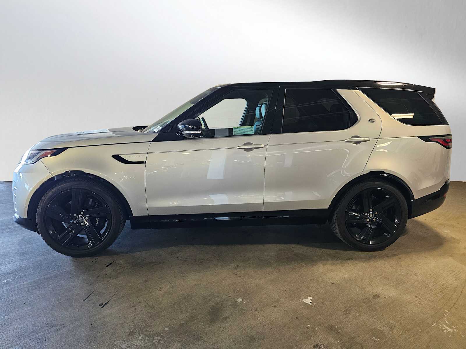 2024 Land Rover Discovery Metropolitan Edition photo 2