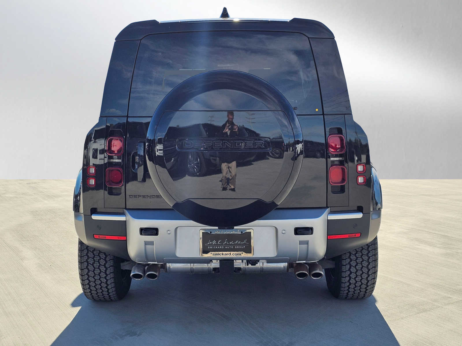 2024 Land Rover Defender 110 SE photo 4