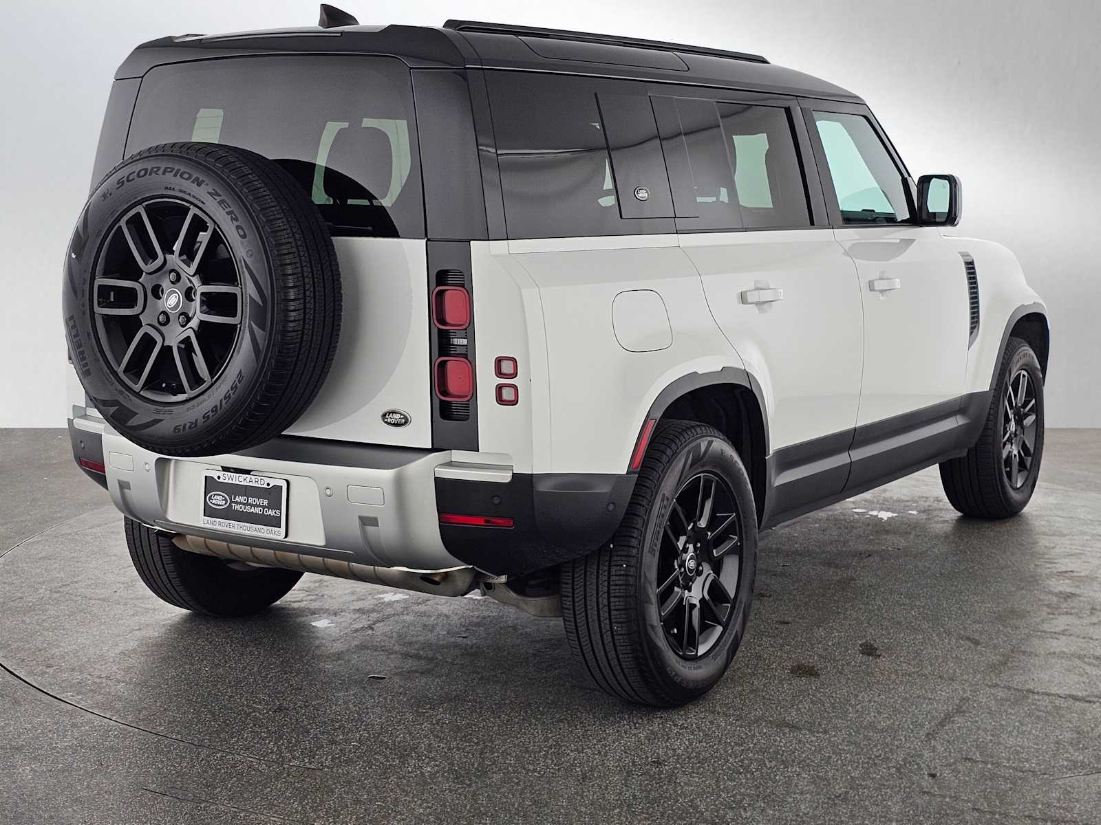 2023 Land Rover Defender S photo 4