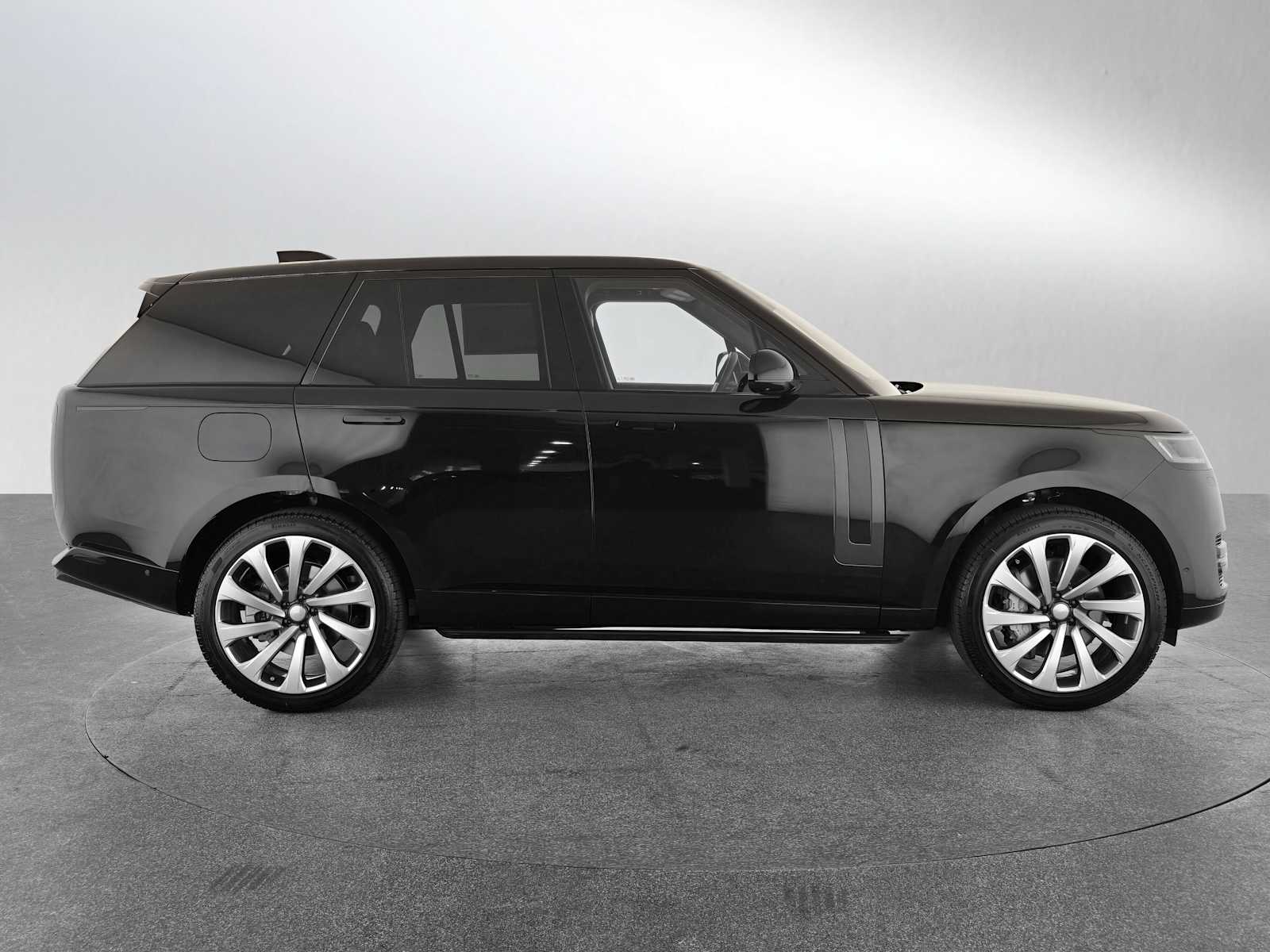 2025 Land Rover Range Rover SE photo 2