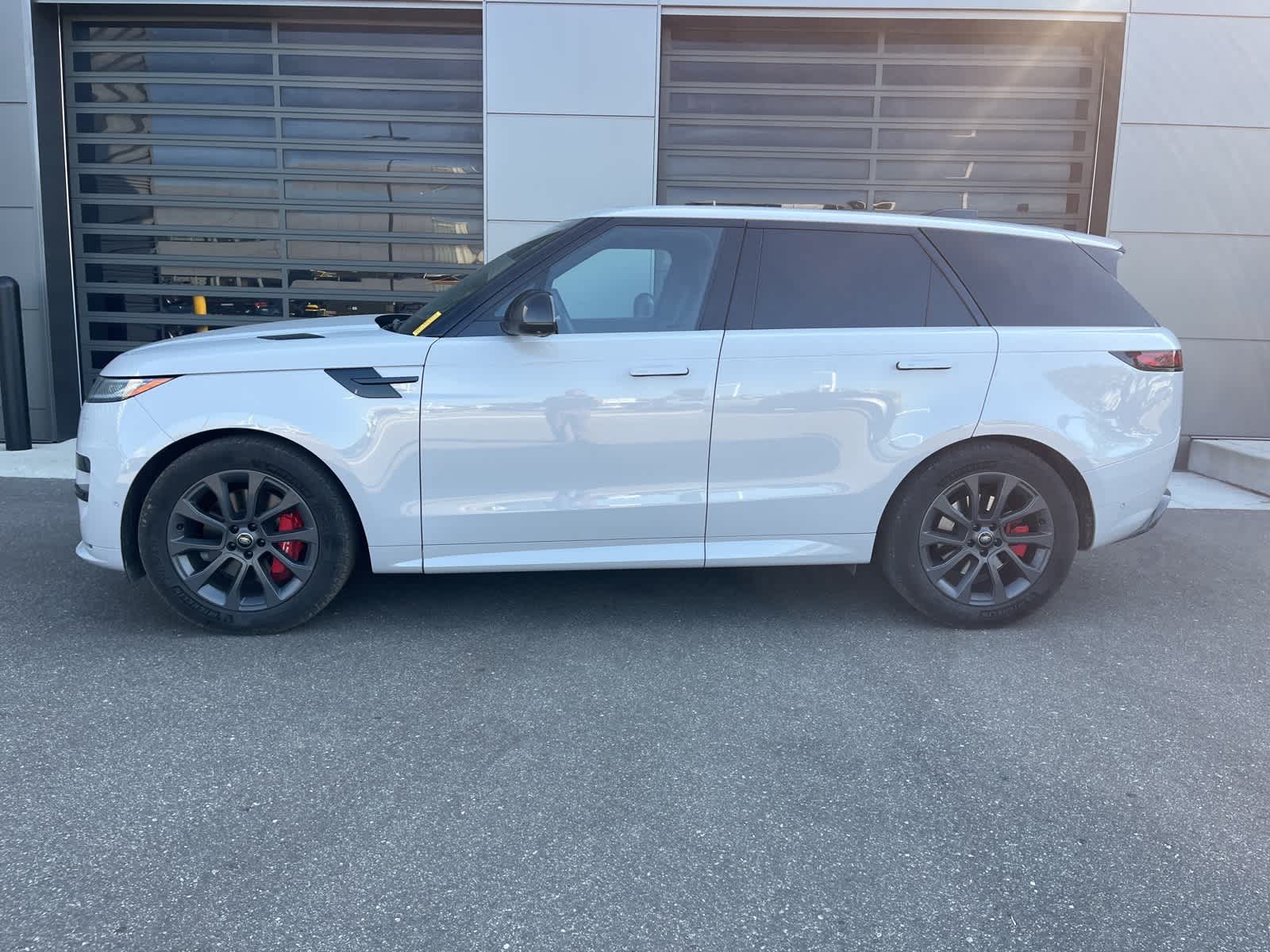 2024 Land Rover Range Rover Sport SE photo 3