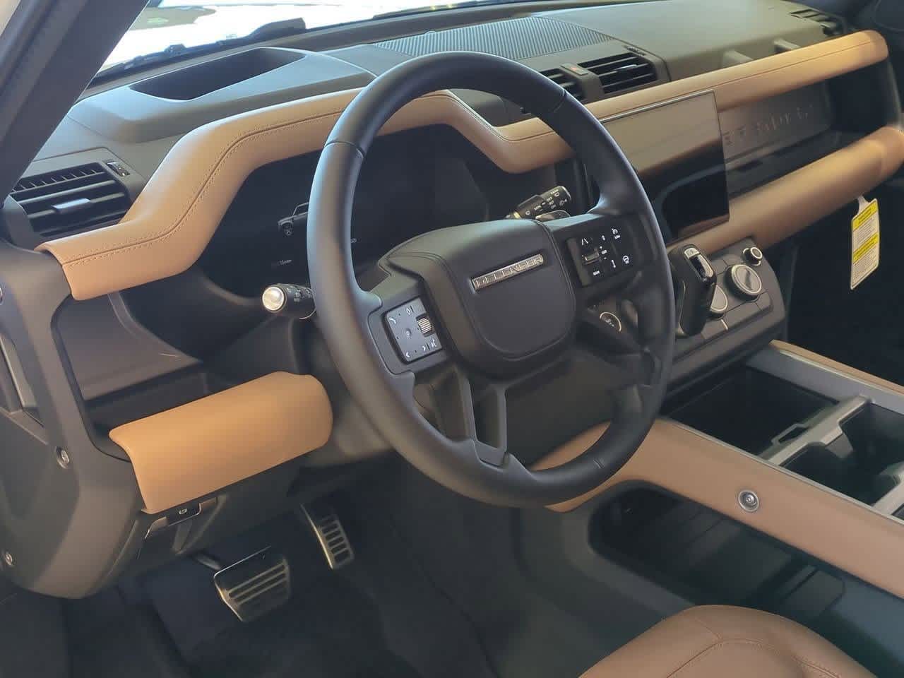 2025 Land Rover Defender 110 photo 2