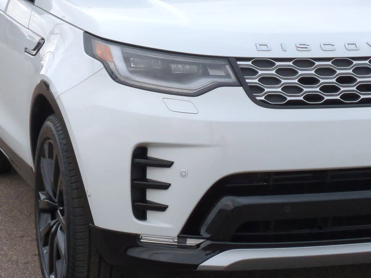 Thumbnail: 2026 Land Rover Discovery - 10