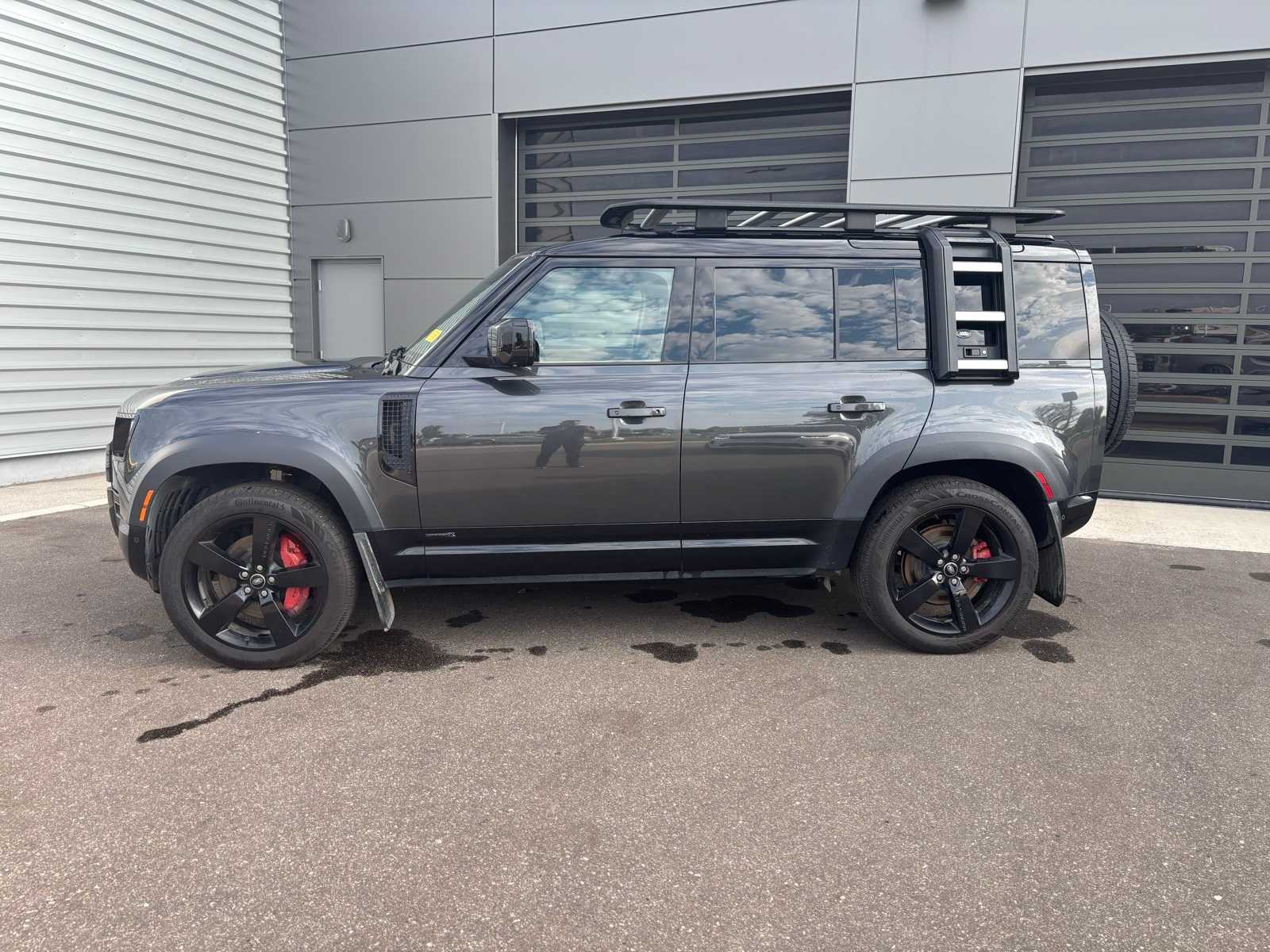 2023 Land Rover Defender 110 photo 3