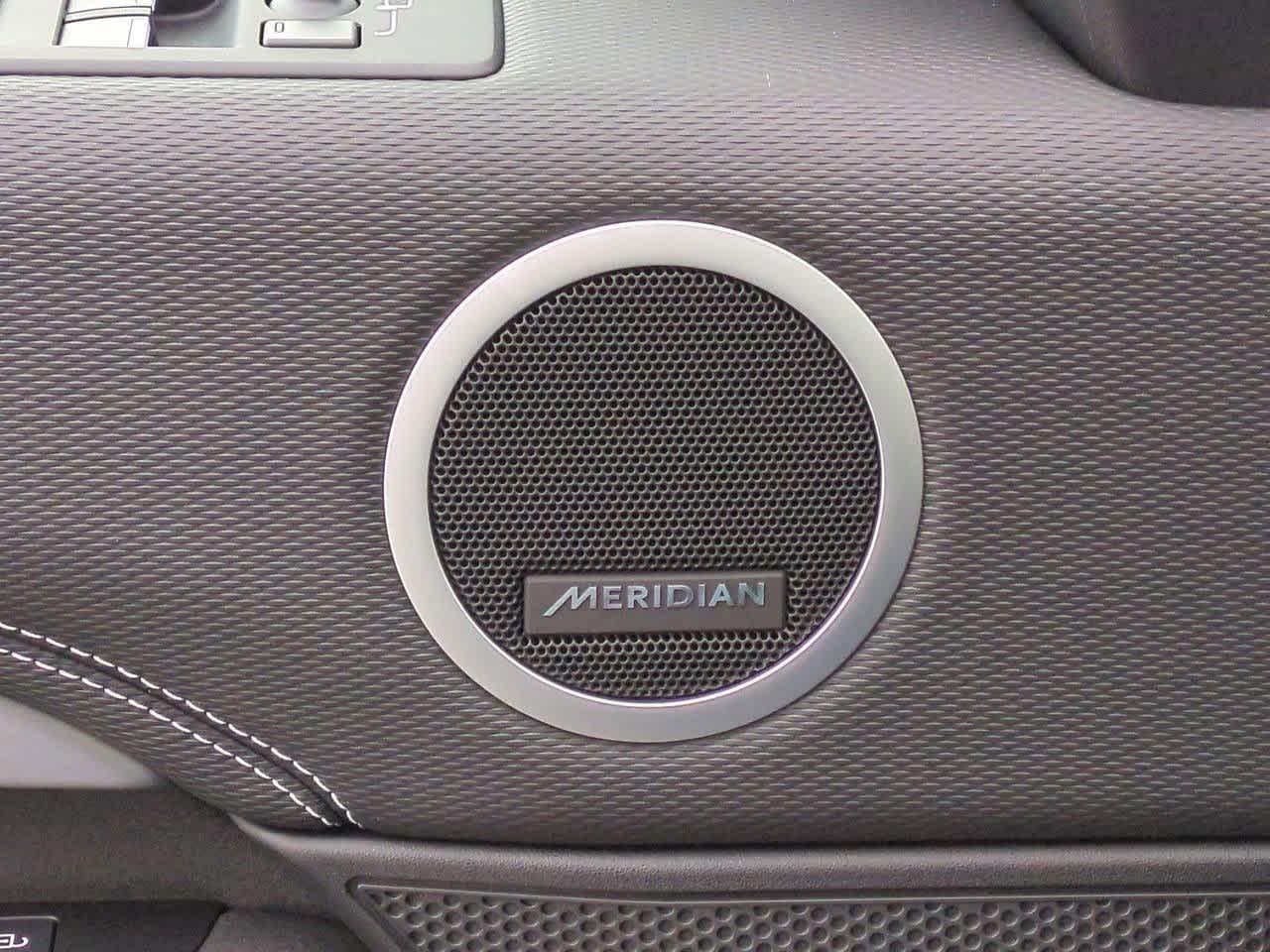 Thumbnail: 2026 Land Rover Discovery - 32