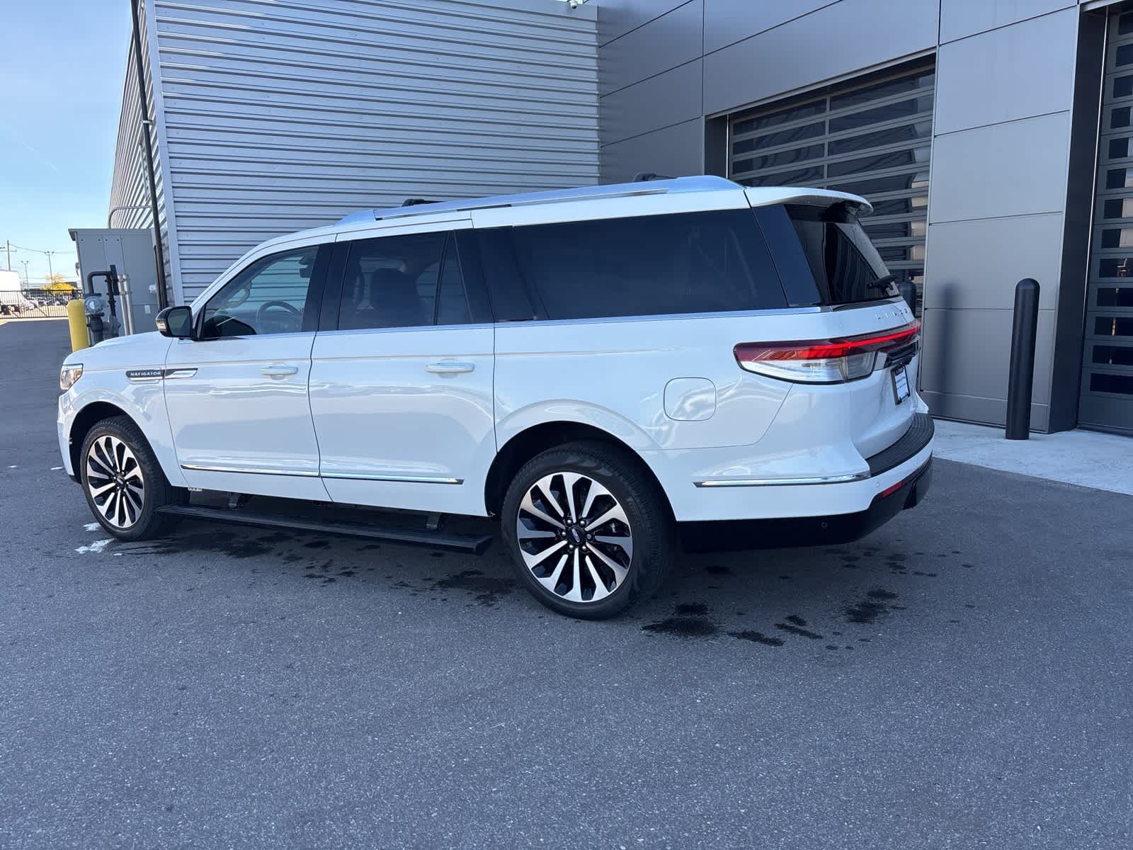2023 Lincoln Navigator L Reserve photo 4
