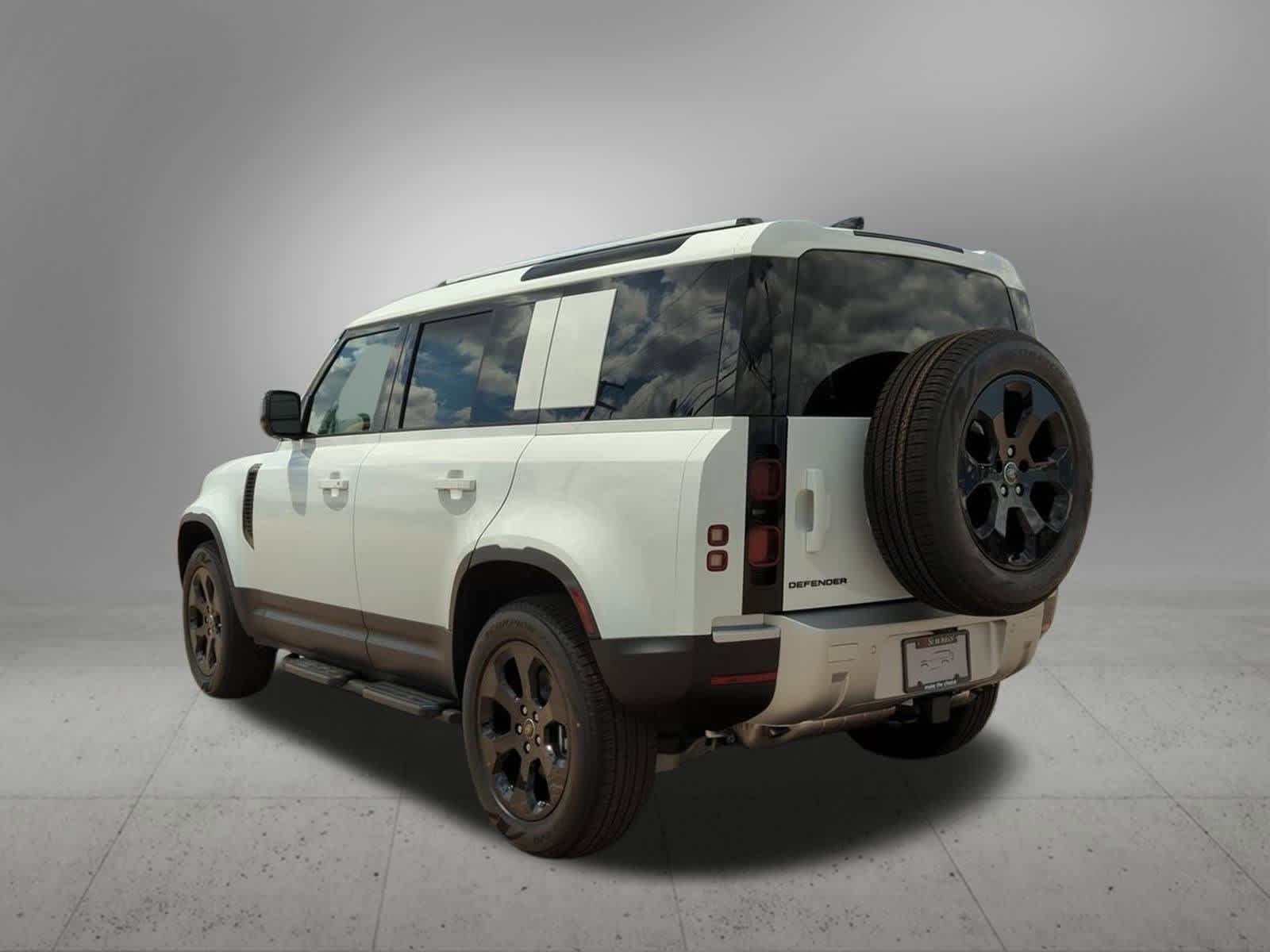 2025 Land Rover Defender 110 S photo 4