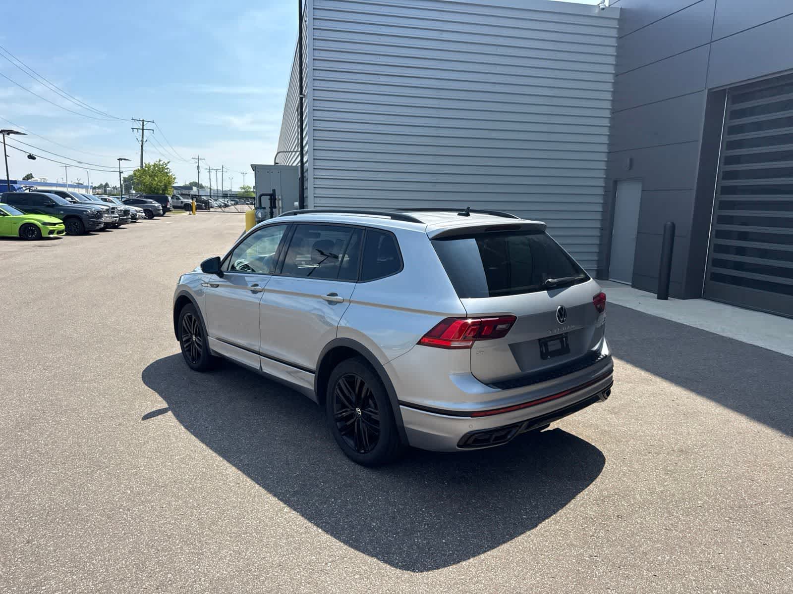 Thumbnail: 2022 Volkswagen Tiguan - 3