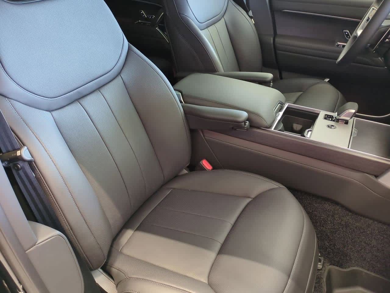 Thumbnail: 2025 Land Rover Range Rover - 22