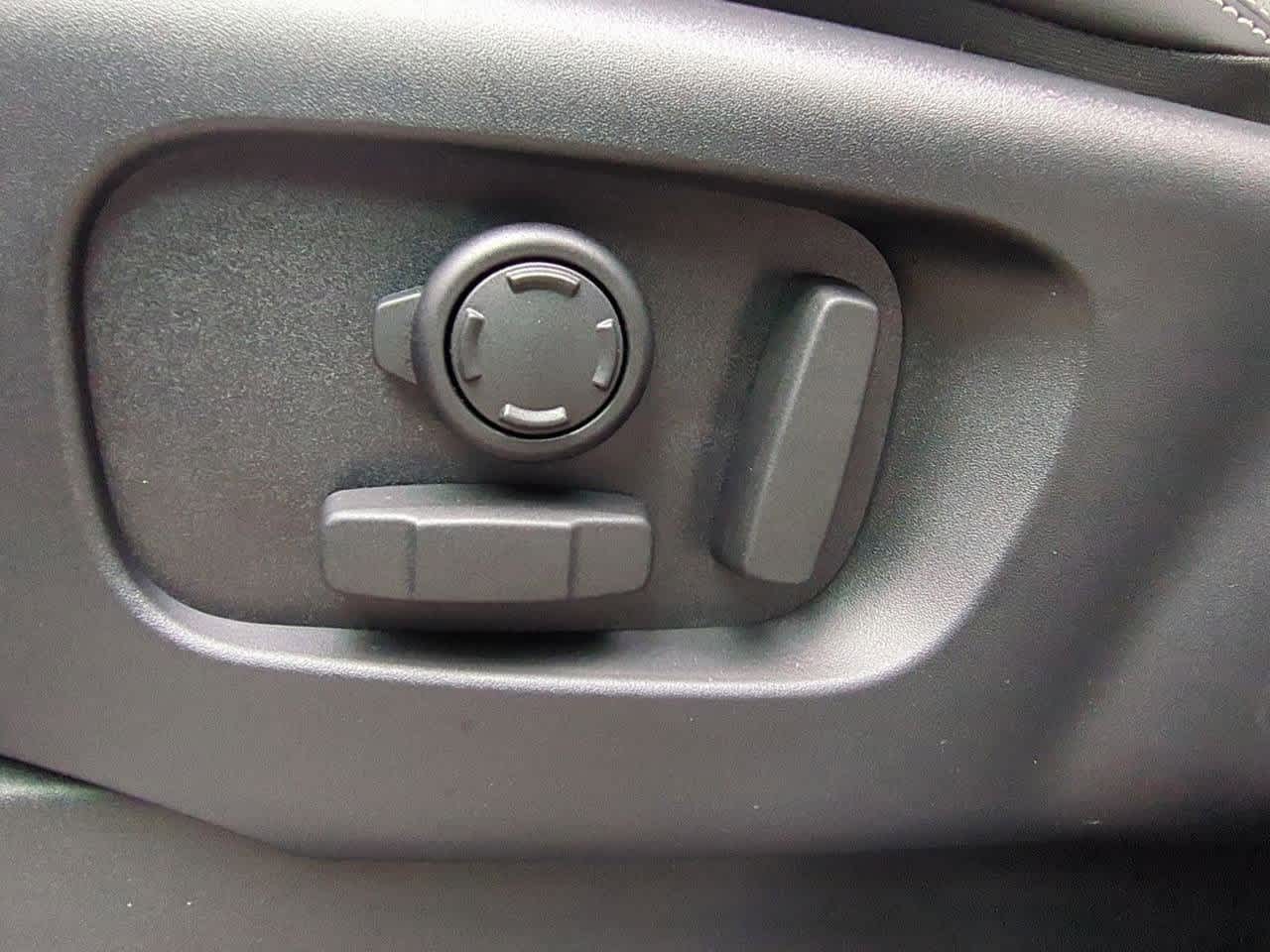 Thumbnail: 2026 Land Rover Discovery - 17