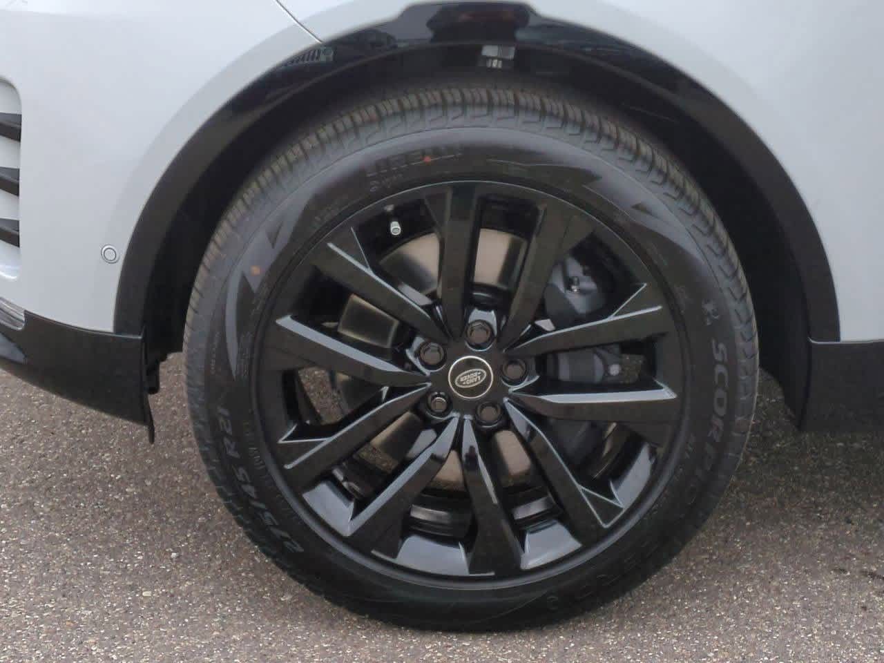 Thumbnail: 2026 Land Rover Discovery - 13