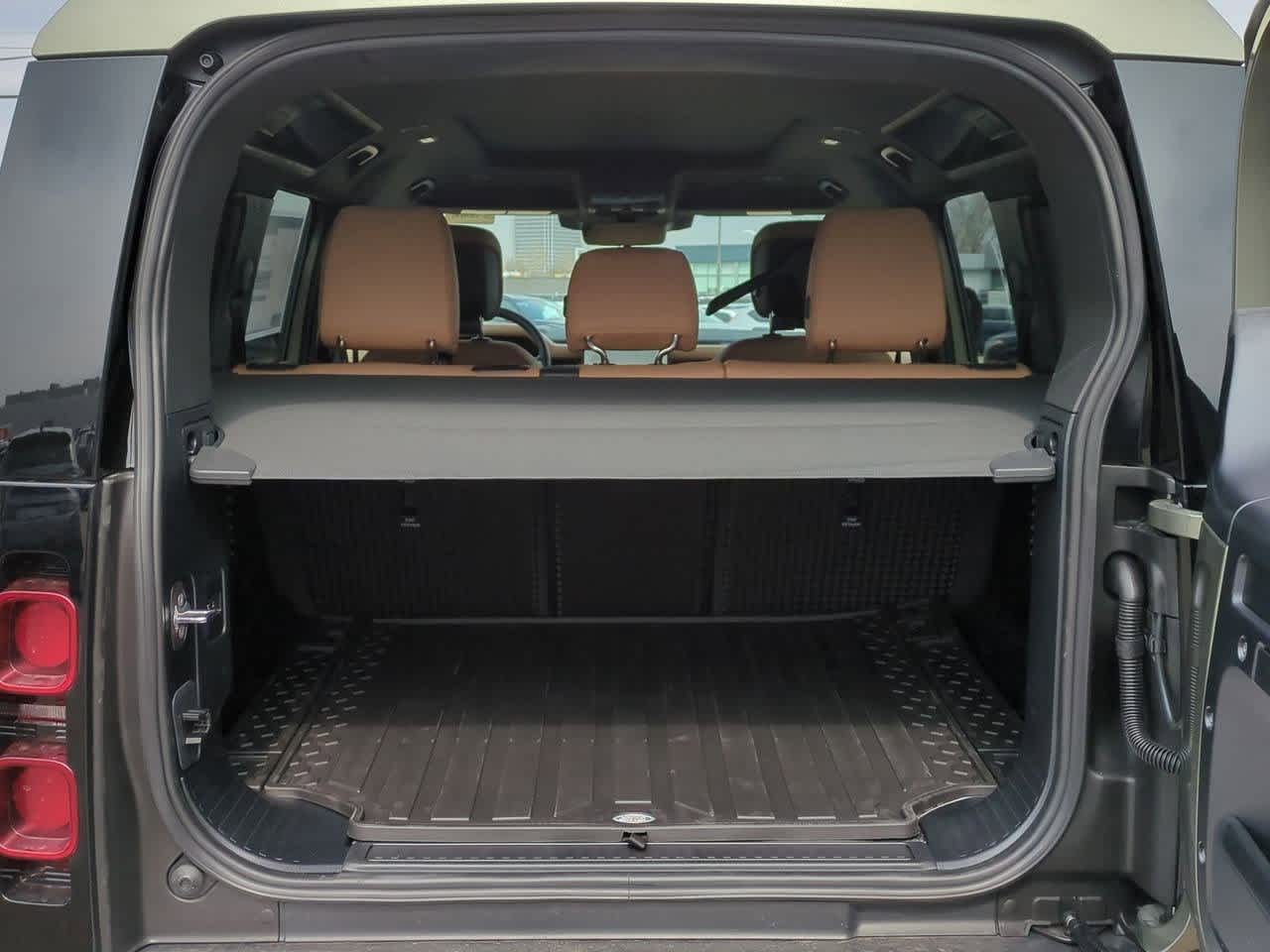 2025 Land Rover Defender 110 36