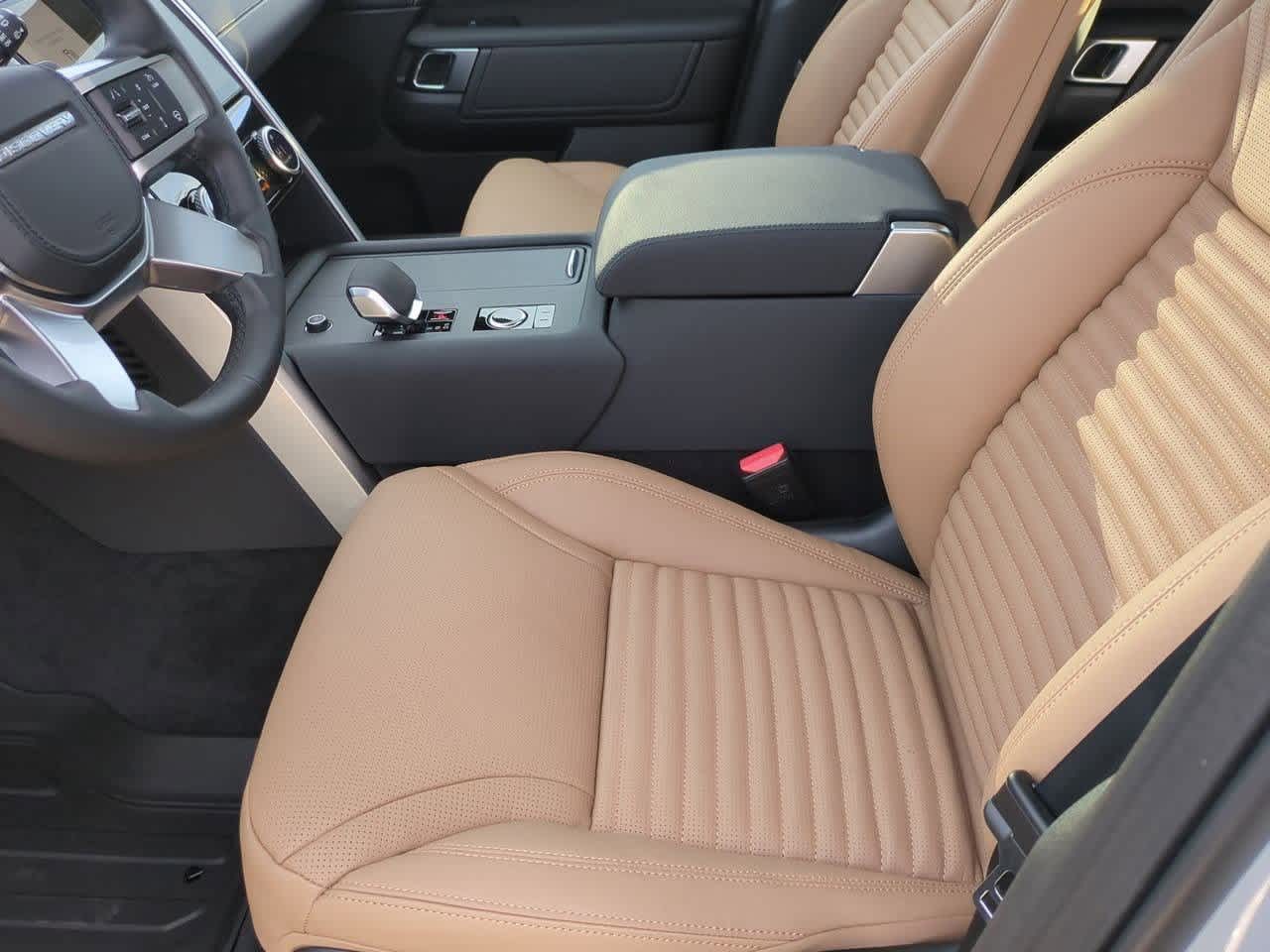 Thumbnail: 2026 Land Rover Discovery - 16