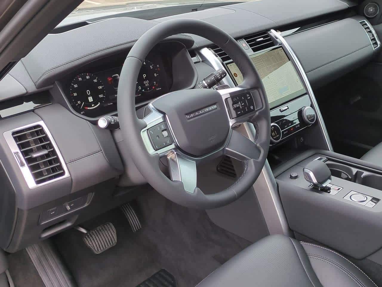 2025 Land Rover Discovery P300 S photo 2