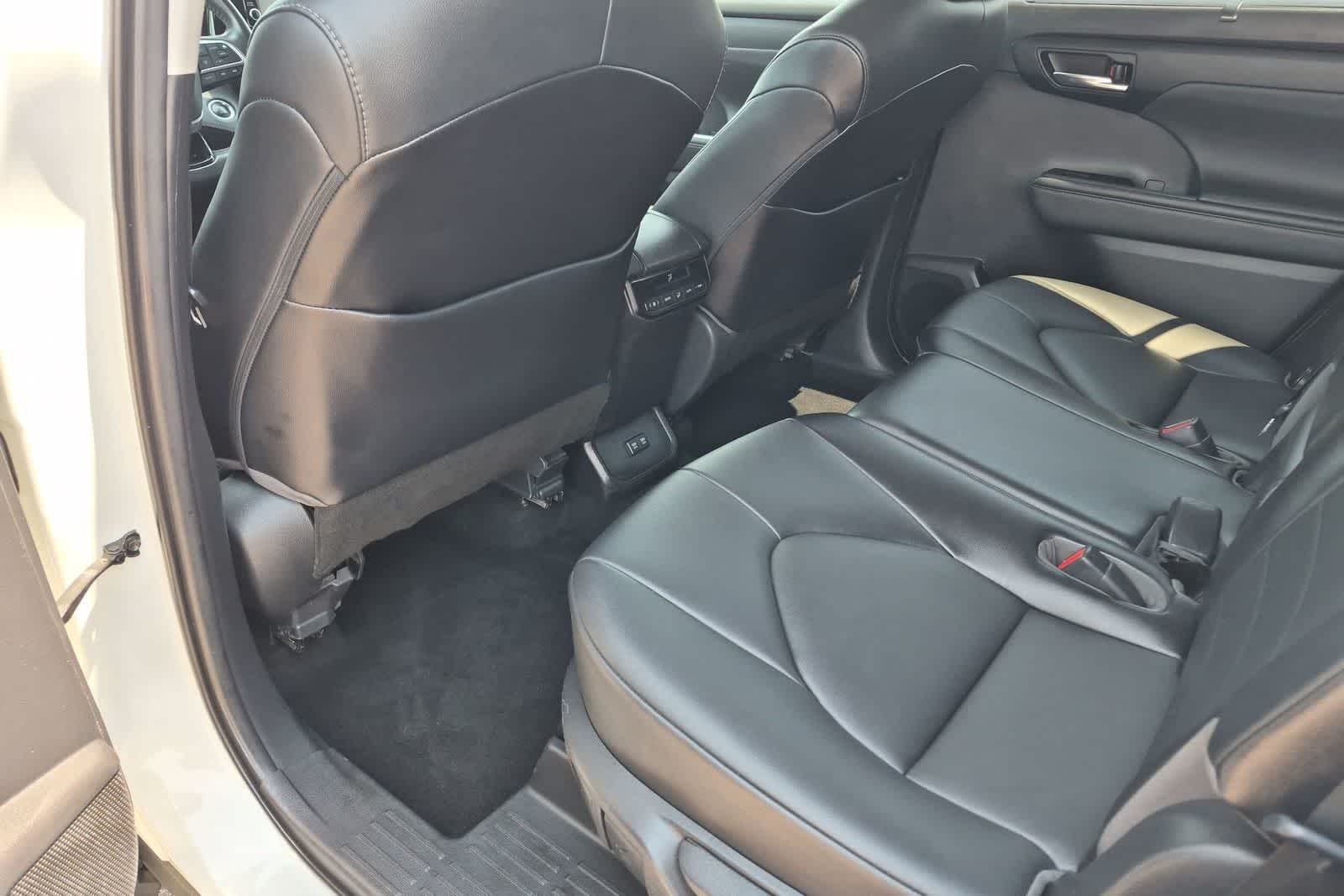 2021 Toyota Highlander XLE - Photo 18