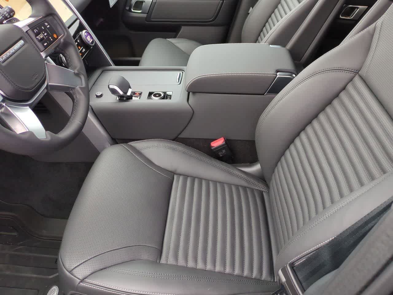 Thumbnail: 2026 Land Rover Discovery - 16