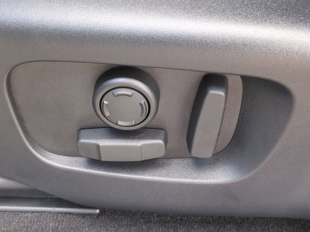 Thumbnail: 2025 Land Rover Range Rover Evoque - 17