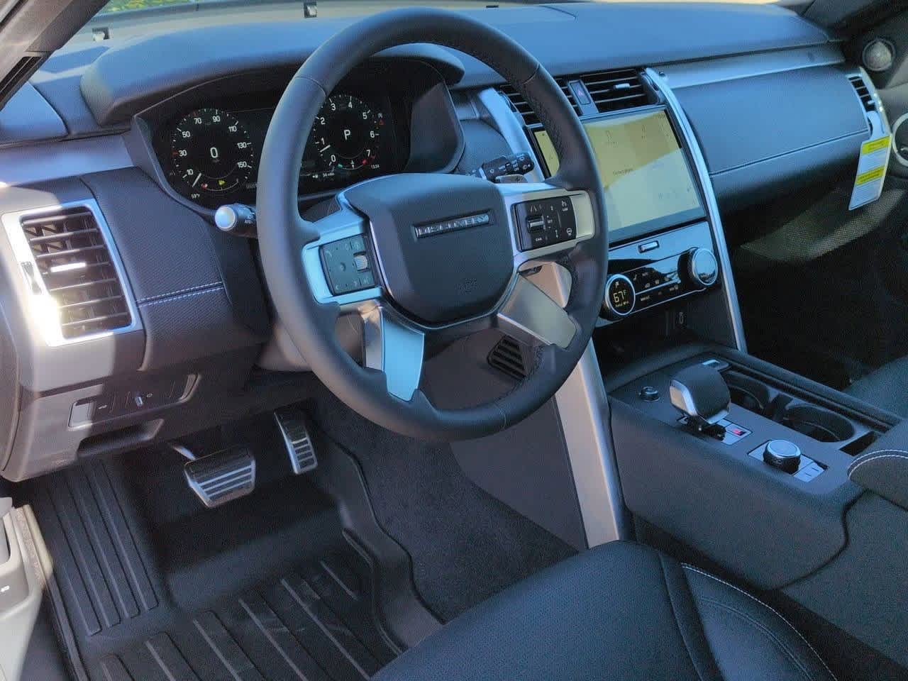 2026 Land Rover Discovery photo 2