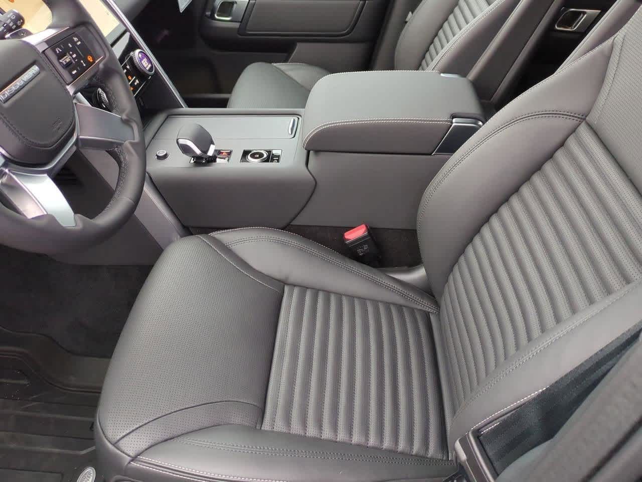 Thumbnail: 2026 Land Rover Discovery - 16