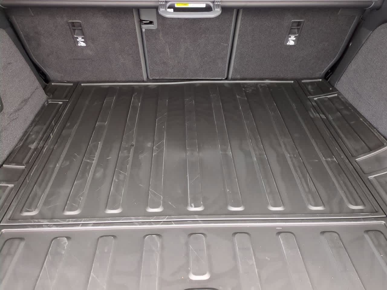 Thumbnail: 2026 Land Rover Discovery - 36