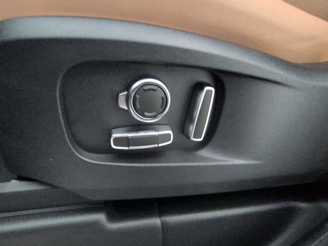 Thumbnail: 2025 Land Rover Defender - 17