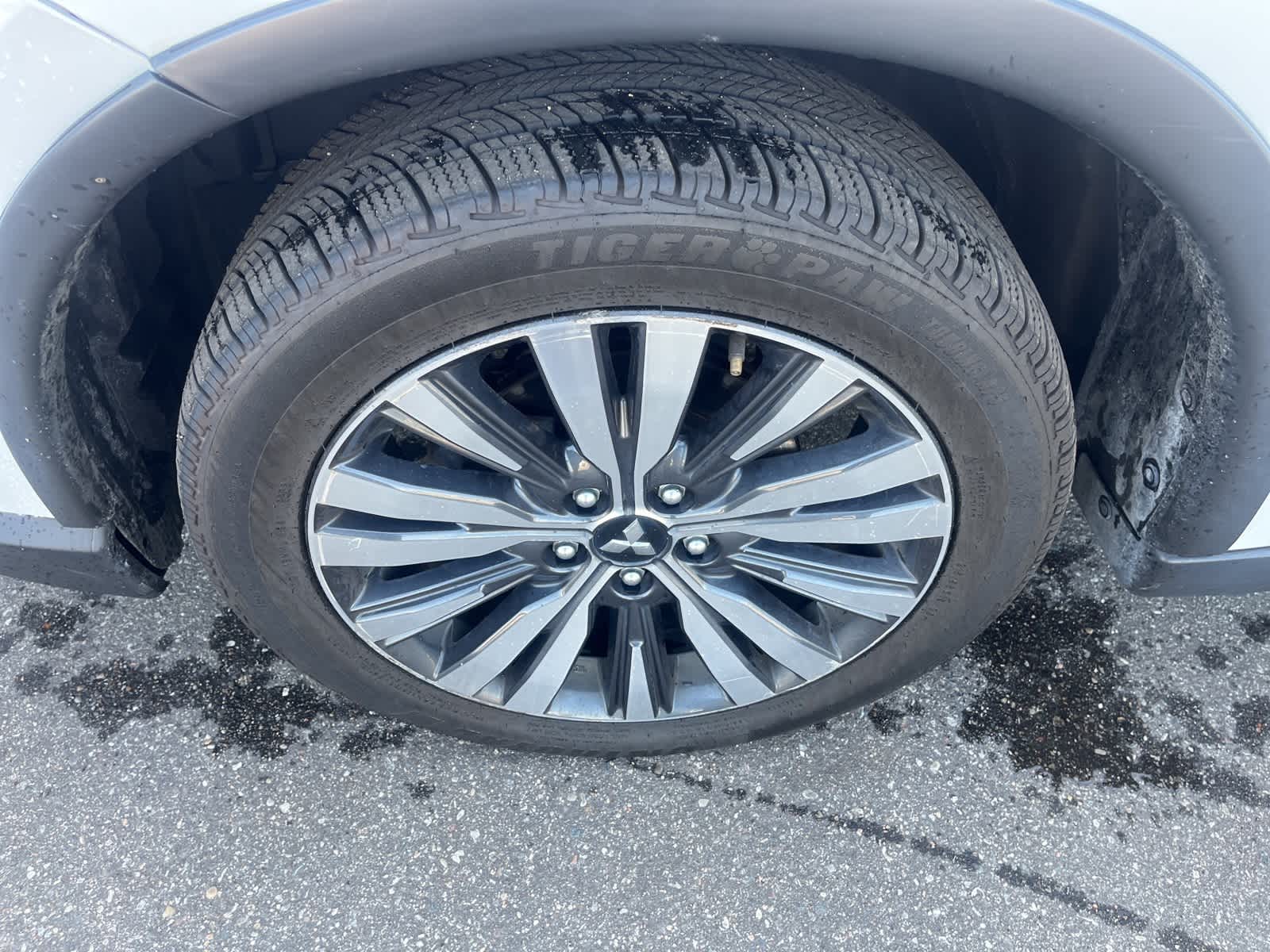 2020 Mitsubishi Outlander ES photo 2