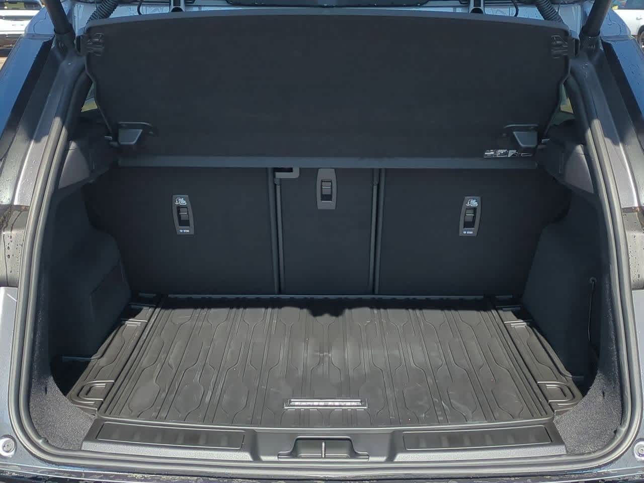 Thumbnail: 2026 Land Rover Range Rover Evoque - 34