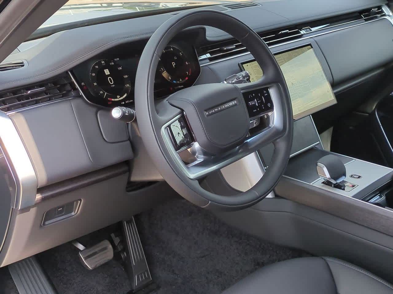 2025 Land Rover Range Rover SE photo 2