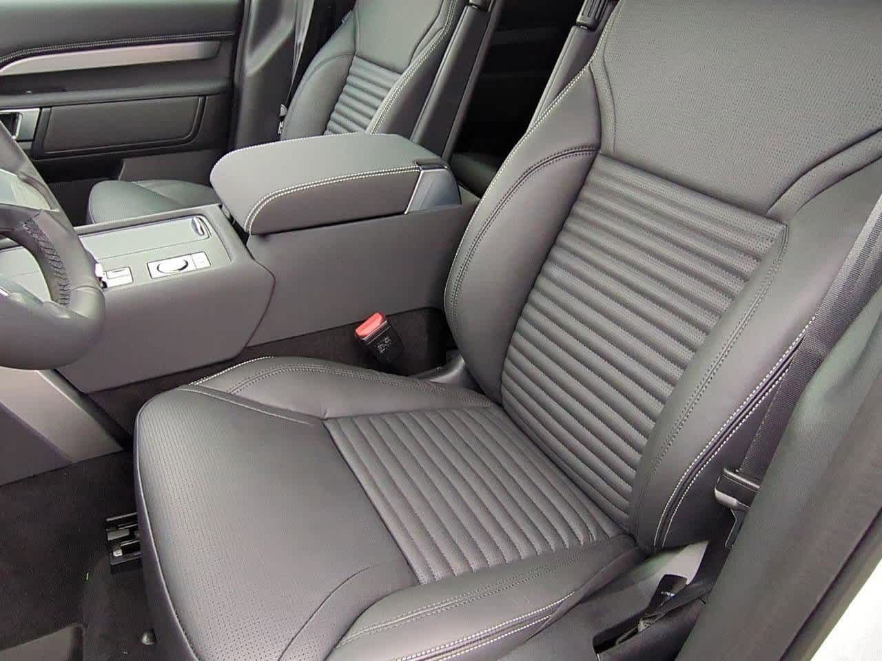 Thumbnail: 2026 Land Rover Discovery - 16