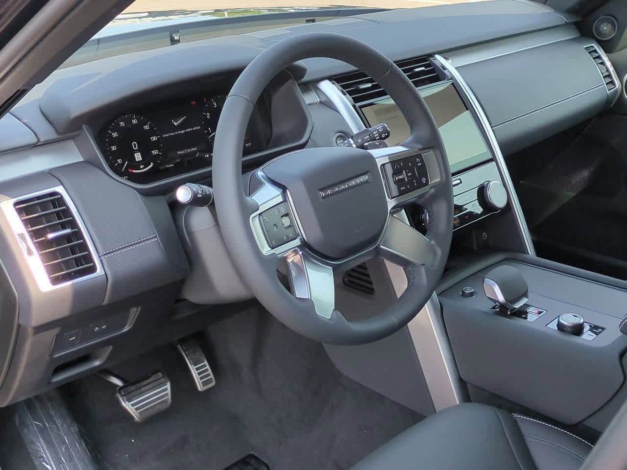 2025 Land Rover Discovery SE photo 2
