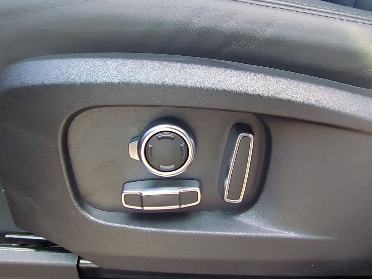 Thumbnail: 2026 Land Rover Defender - 17