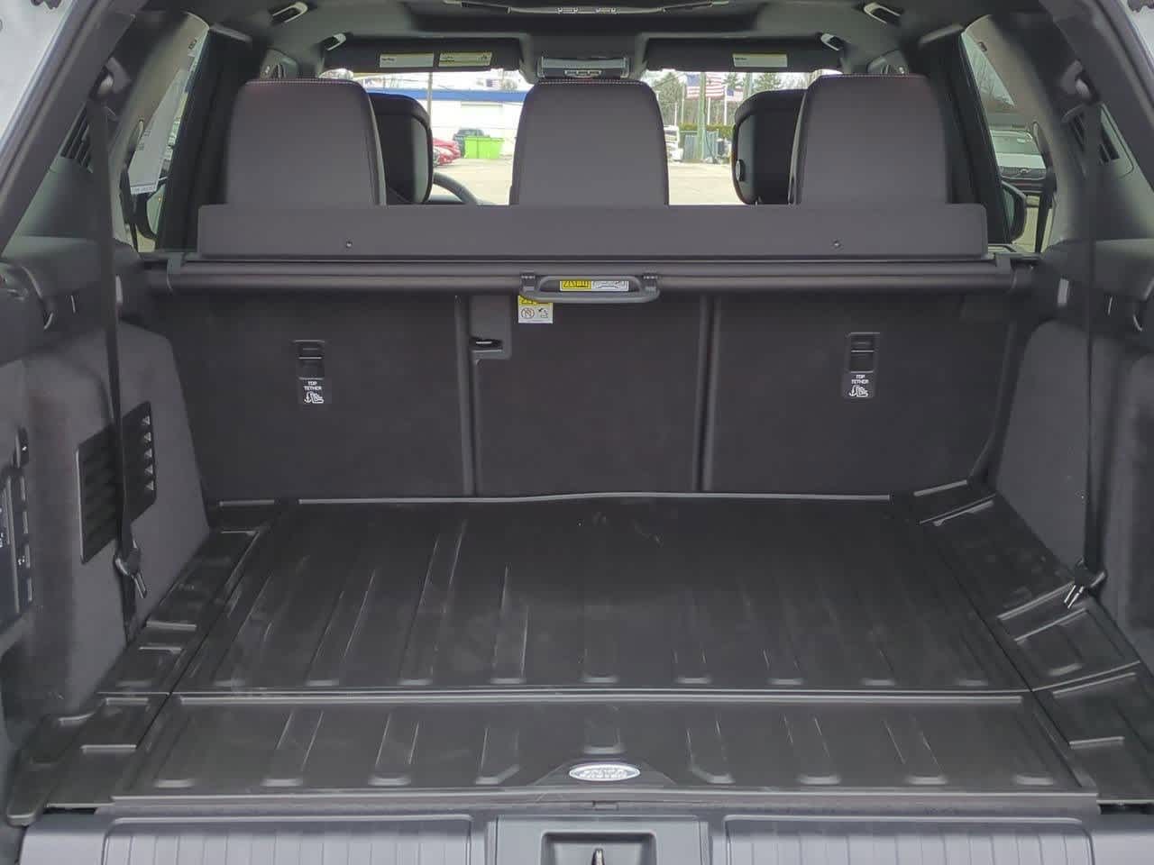 Thumbnail: 2026 Land Rover Discovery - 36