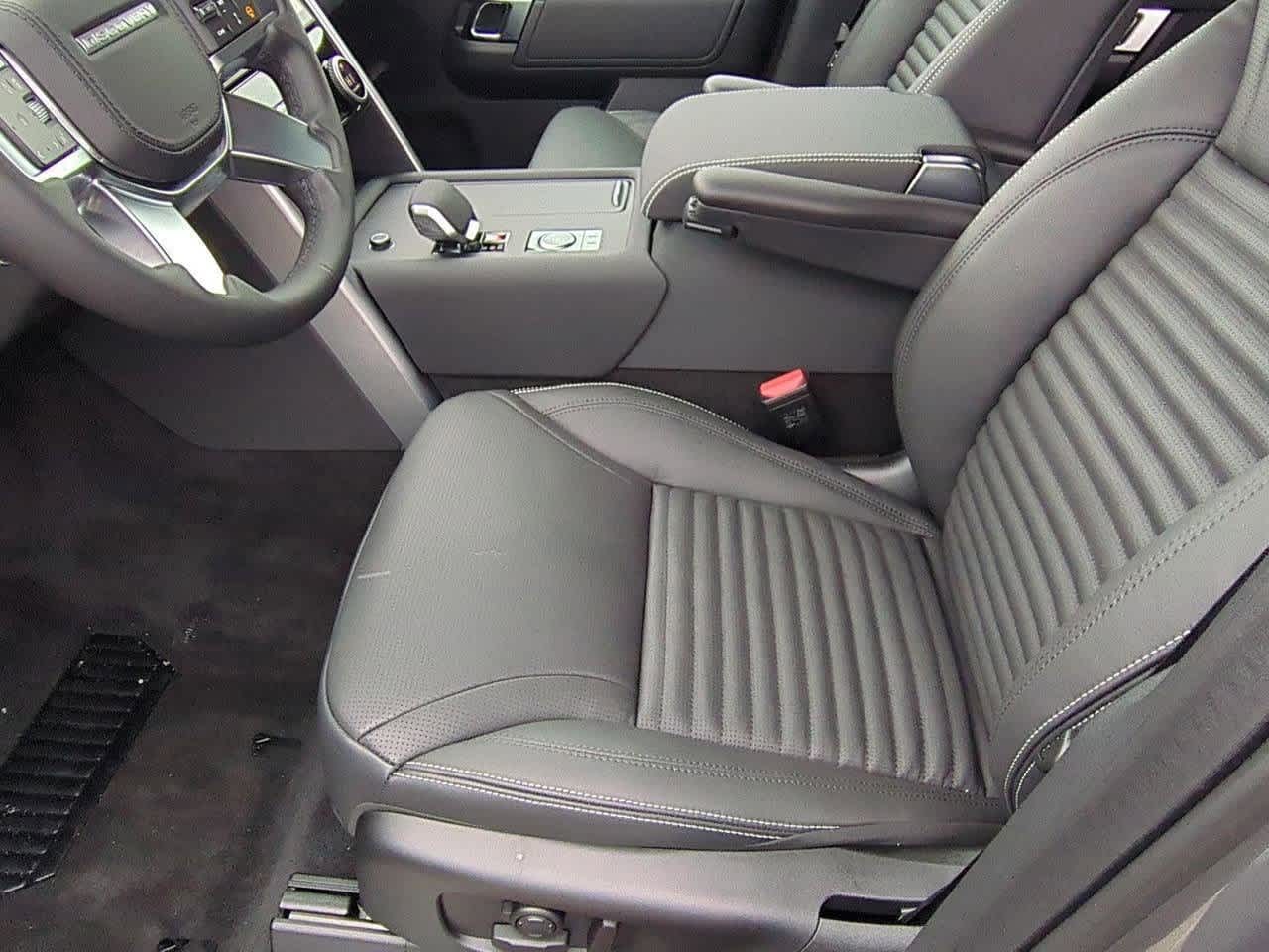 Thumbnail: 2026 Land Rover Discovery - 16