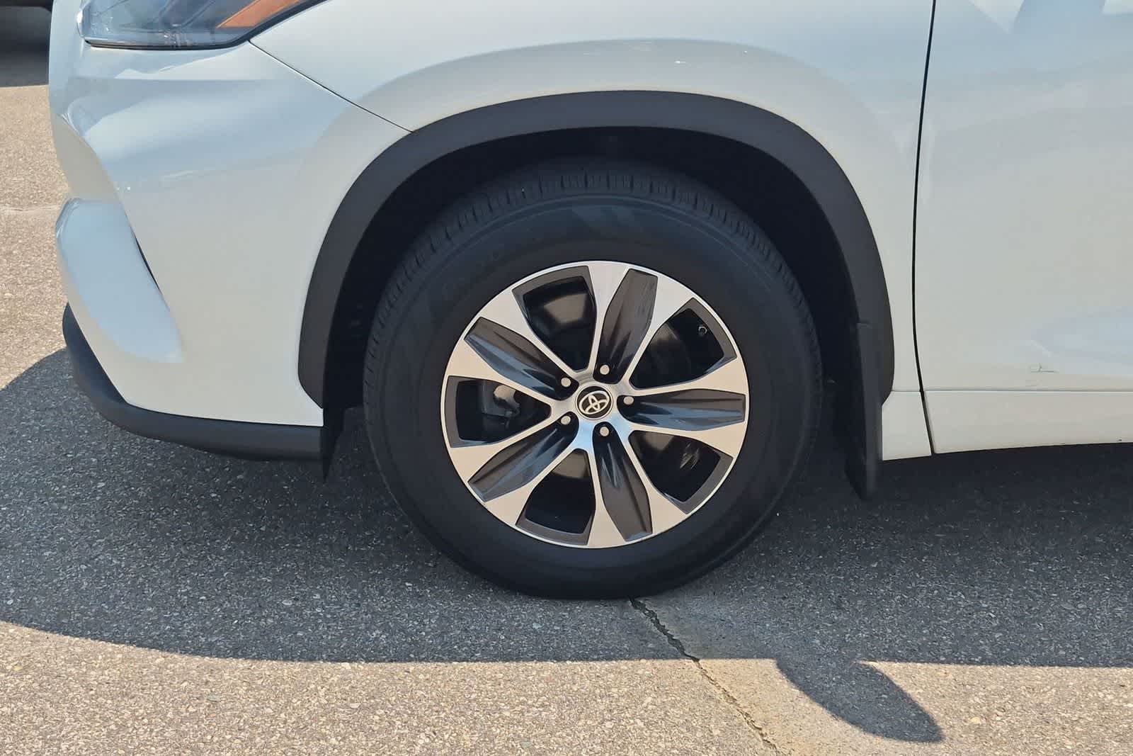 2021 Toyota Highlander XLE - Photo 13