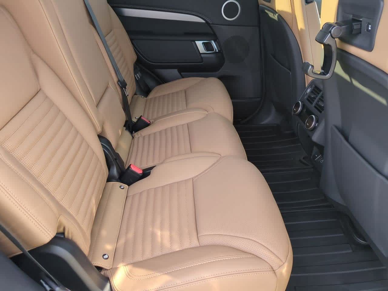 Thumbnail: 2026 Land Rover Discovery - 21