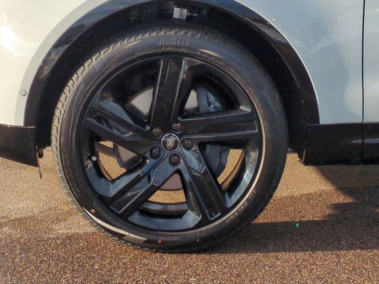 Thumbnail: 2026 Land Rover Discovery - 13