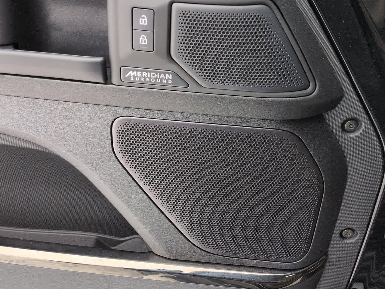 Thumbnail: 2025 Land Rover Defender - 32