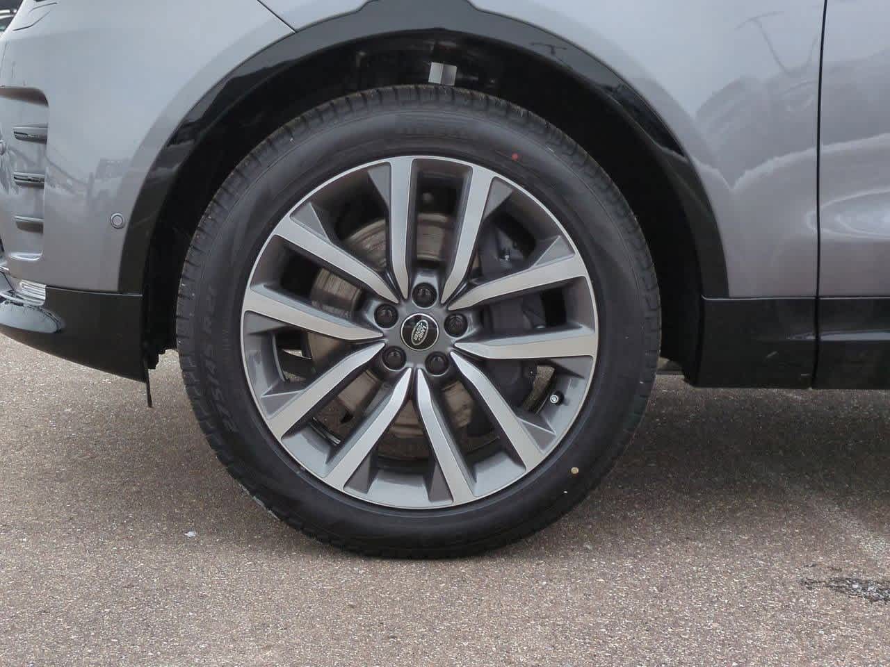 Thumbnail: 2026 Land Rover Discovery - 13